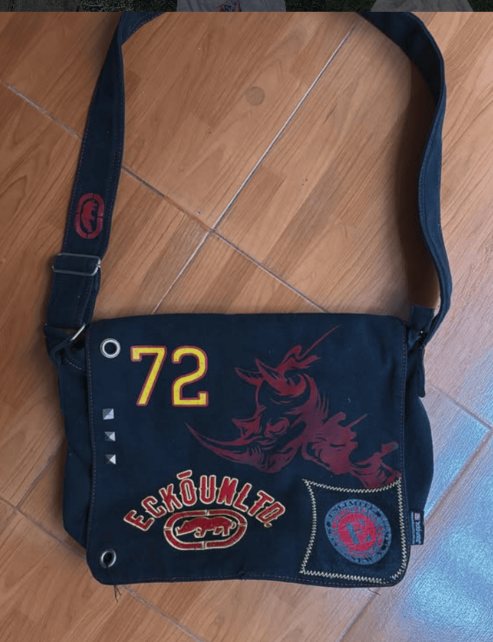 Bandolera Ecko Unltd. Negra con Detalles Gráficos Urbanos